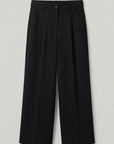 pantalon-cesar-de-vestir-pata-ancha-en-color-negro-con-pinzas-y-bolsillos-laterales-anclas-salamanca