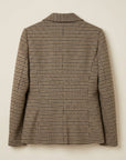 blazer-pata-de-gallo-marron-en-modelo-con-pantalon-a-juego-y-top-negro-anclas-salamanca