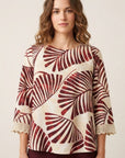 blusa-estampada-hojas-en-tono-granate-y-beige-con-manga-francesa-y-puntilla-vista-frontal-anclas-salamanca