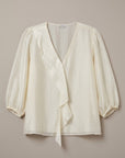 blusa-satinada-ale-en-color-gris-plata-con-escote-pico-y-chorrera-vista-frontal-anclas-salamanca