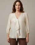 blusa-satinada-ale-en-color-crudo-combinada-con-pantalon-marron-en-modelo-anclas-salamanca