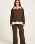 pantalon-perla-corso-de-punto-brocado-en-color-marron-combinado-con-sueter-corso-y-zapatillas-en-modelo-anclas-salamanca
