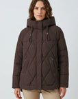 parka-mireya-corta-con-gorro-acolchada-en-color-marron-con-pantalon-beige-en-modelo-anclas-salamanca