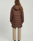 vista-posterior-parka-larga-beige-forrada-y-comoda-tienda-anclas-salamanca