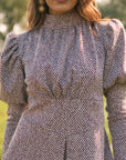 Top Lituana Estampado Espiga Marrón Cuello Alto y Manga Abullonada - Tallas 36 a 48