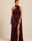 Vestido Largo Penélope Satinado - Diseño Asimétrico con Flor en Hombro y Espalda Descubierta
