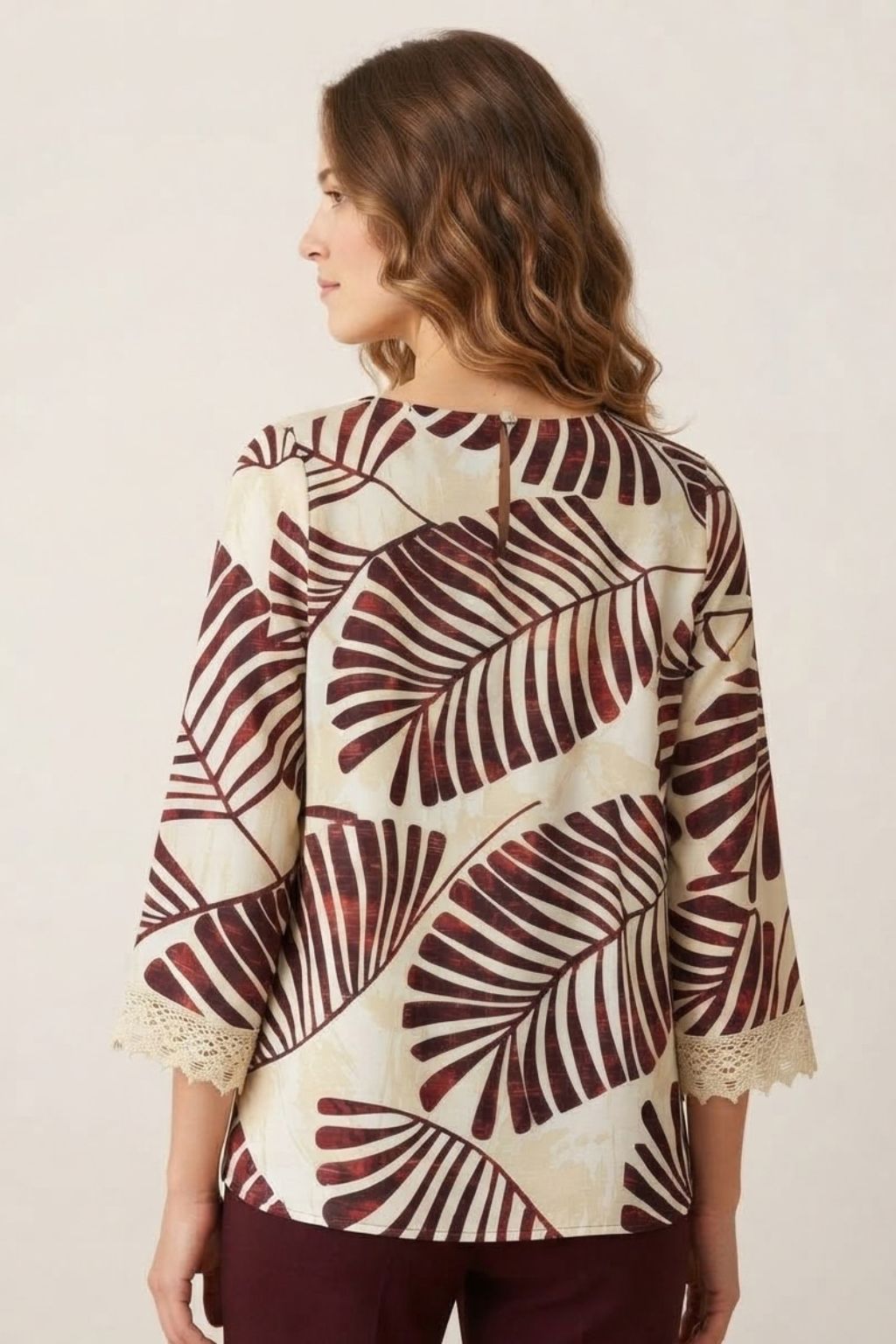 blusa-estampada-hojas-granate-y-beige-vista-posterior-espalda-con-puntilla-en-mangas-tallas-s-a-3xl