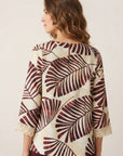 blusa-estampada-hojas-granate-y-beige-vista-posterior-espalda-con-puntilla-en-mangas-tallas-s-a-3xl