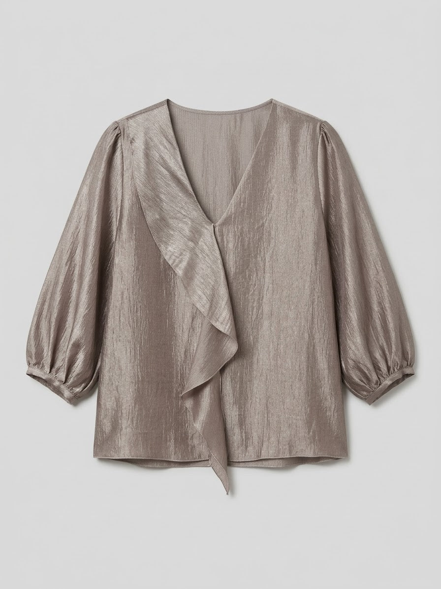 blusa-satinada-ale-en-color-gris-plata-con-escote-pico-y-chorrera-vista-frontal-anclas-salamanca