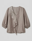 blusa-satinada-ale-en-color-gris-plata-con-escote-pico-y-chorrera-vista-frontal-anclas-salamanca