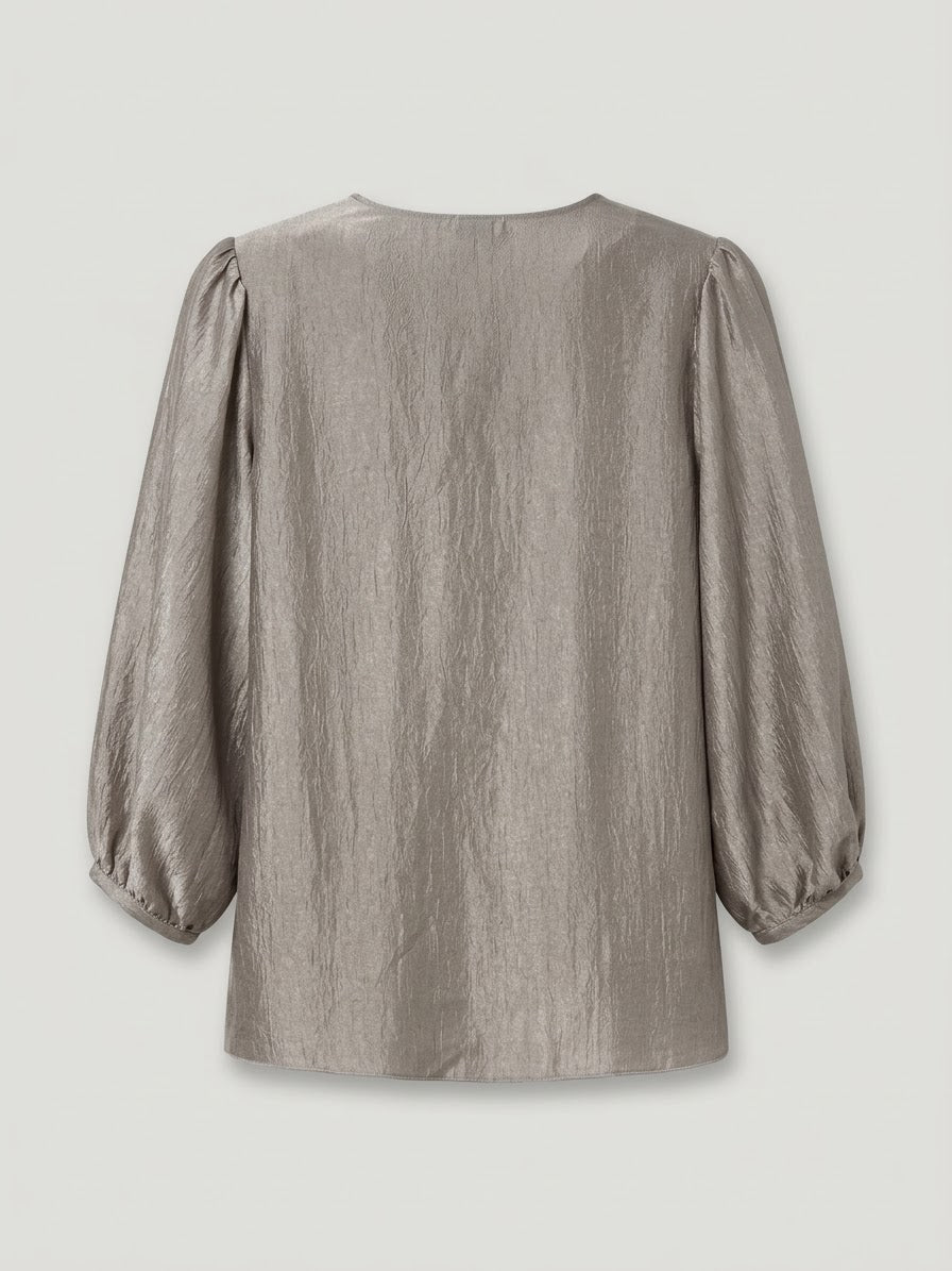 Blusa Satinada Ale Cuello Pico con Chorrera en Gris Plata y Crudo