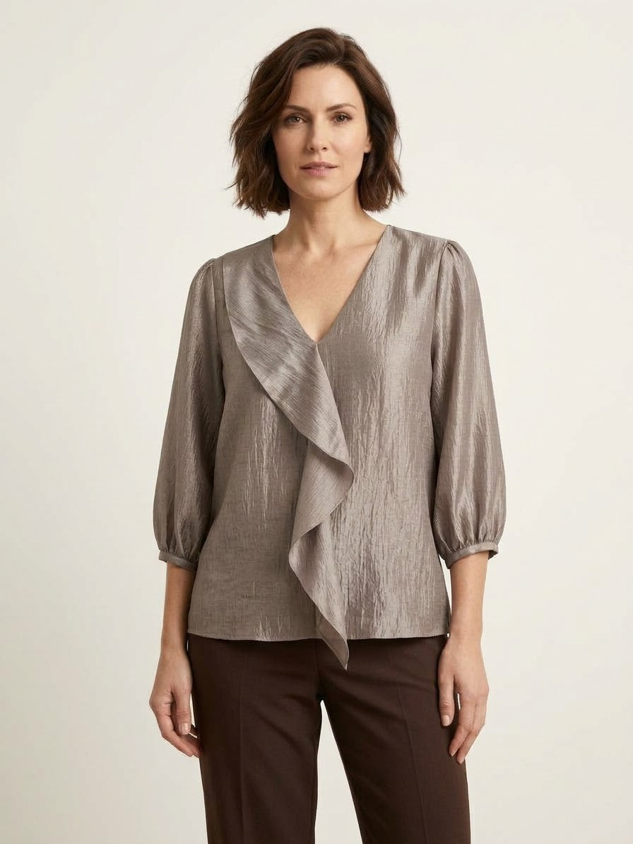 blusa-satinada-ale-en-color-gris-plata-combinada-con-pantalon-marron-en-modelo-anclas-salamanca