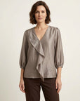 blusa-satinada-ale-en-color-gris-plata-combinada-con-pantalon-marron-en-modelo-anclas-salamanca