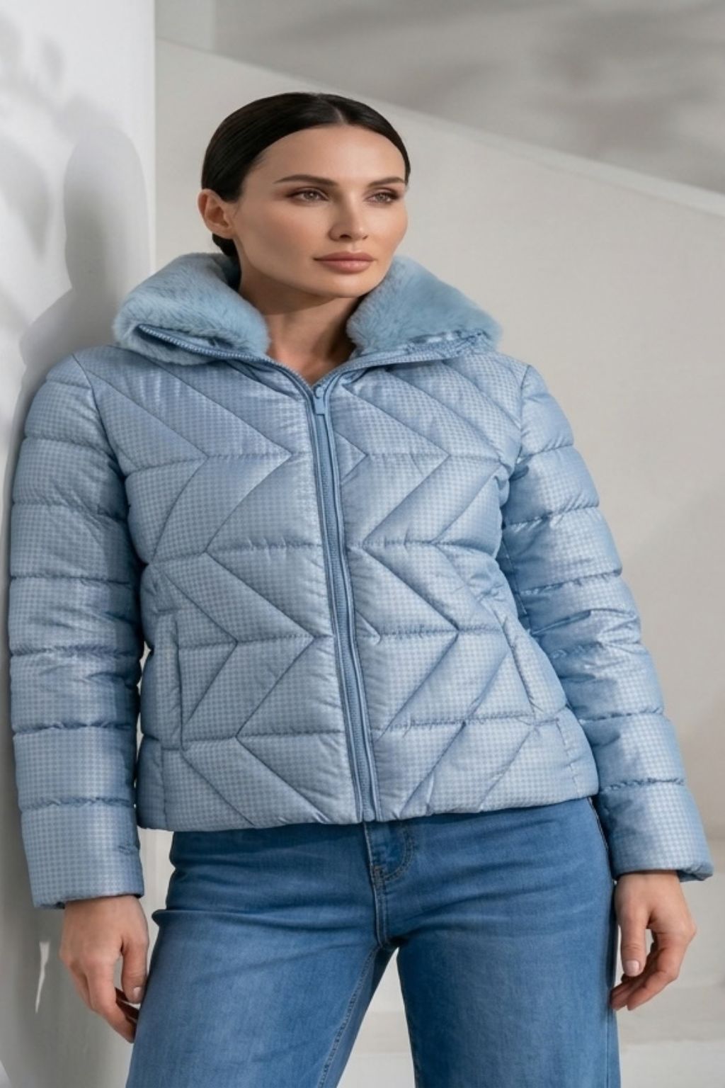cazadora-corta-lince-azul-lavanda-con-cuello-de-pelo-desmontable-y-estampado-delicado-anclas-salamanca