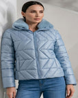 cazadora-corta-lince-azul-lavanda-con-cuello-de-pelo-desmontable-y-estampado-delicado-anclas-salamanca