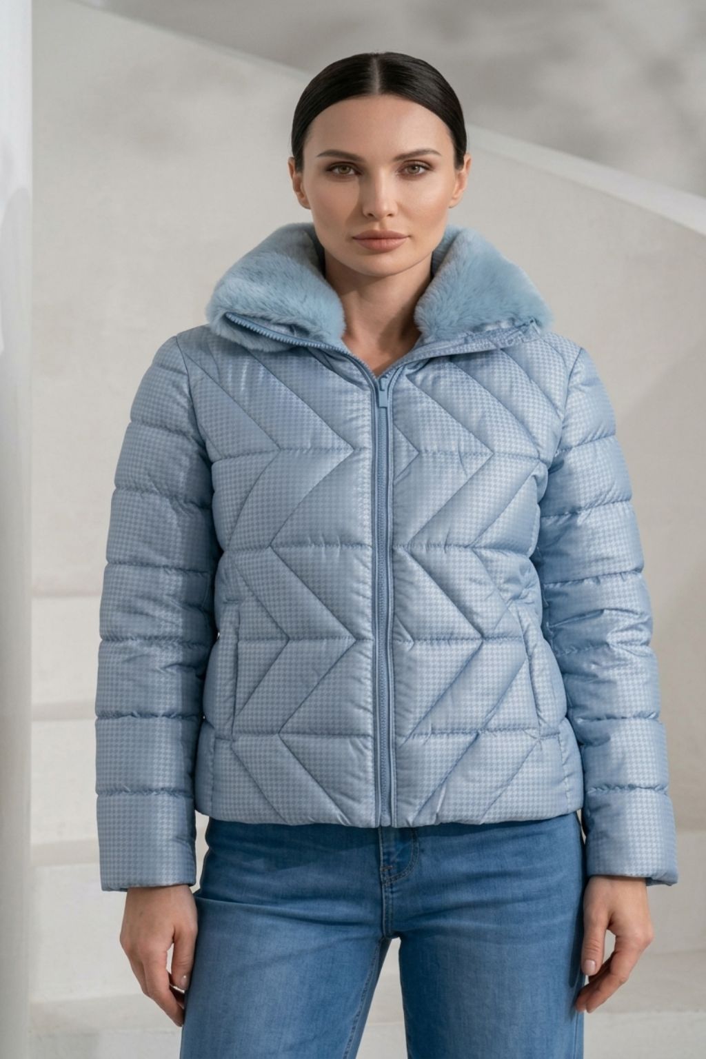 cazadora-corta-mujer-azul-lavanda-cierre-cremallera-y-bolsillos-moda-curvy-anclas-salamanca