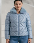 cazadora-corta-mujer-azul-lavanda-cierre-cremallera-y-bolsillos-moda-curvy-anclas-salamanca