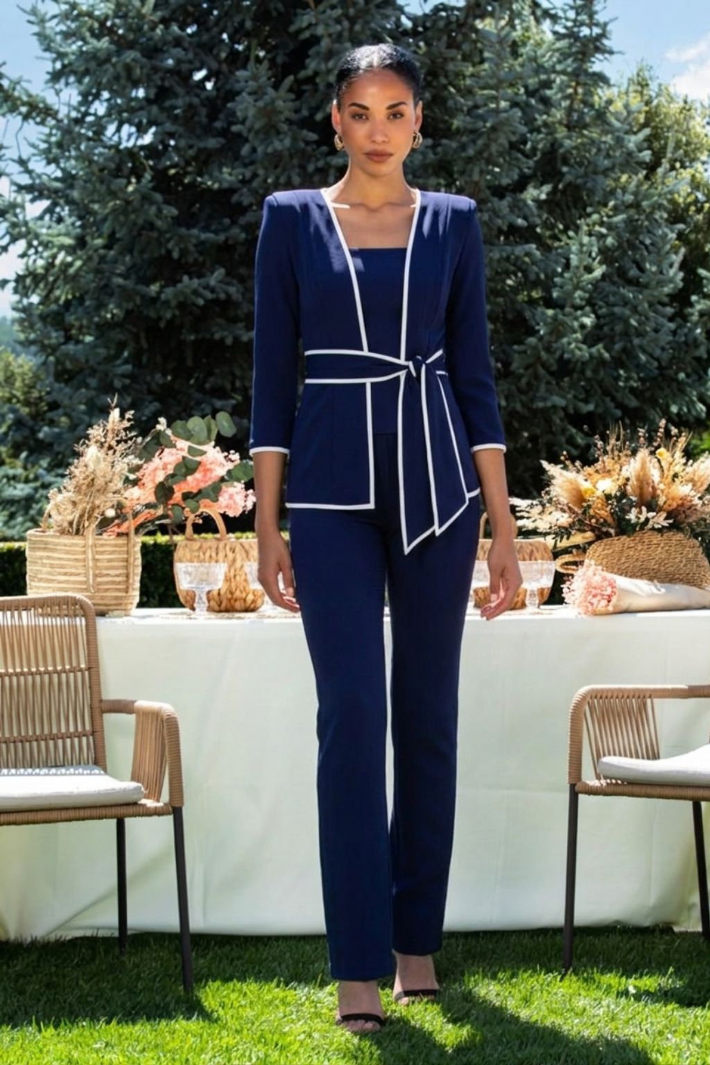 Conjunto Valeria Chaqueta Top y Pantalón Crepe Azul Marino con Ribete Blanco - Tallas 46 a 50