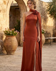 Vestido Largo Penélope Satinado - Diseño Asimétrico con Flor en Hombro y Espalda Descubierta