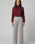 pantalon-cesar-de-vestir-pata-ancha-en-color-gris-perla-combinado-con-blusa-granate-en-modelo-anclas-salamanca