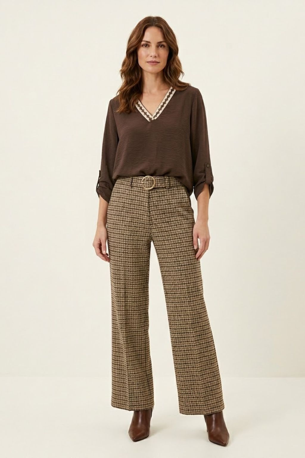 pantalon-pata-de-gallo-marron-de-cintura-elastica-con-hebilla-dorada-y-corte-recto-anclas-salamanca