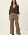 pantalon-pata-de-gallo-marron-de-cintura-elastica-con-hebilla-dorada-y-corte-recto-anclas-salamanca