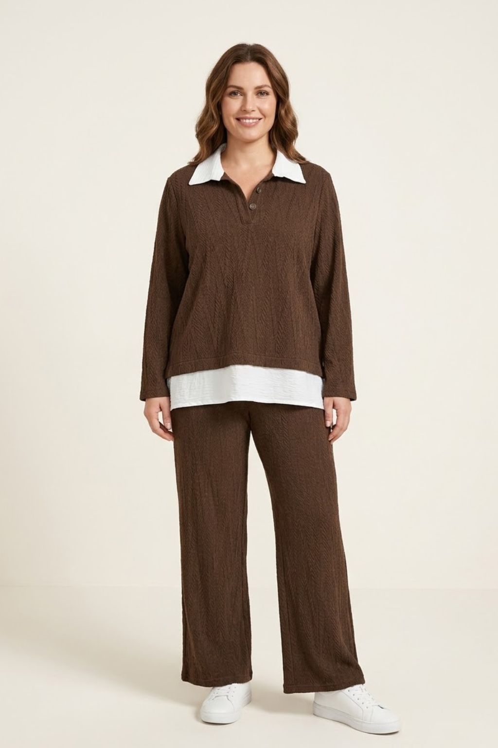 pantalon-perla-corso-de-punto-brocado-en-color-marron-combinado-con-sueter-corso-y-zapatillas-en-modelo-anclas-salamanca