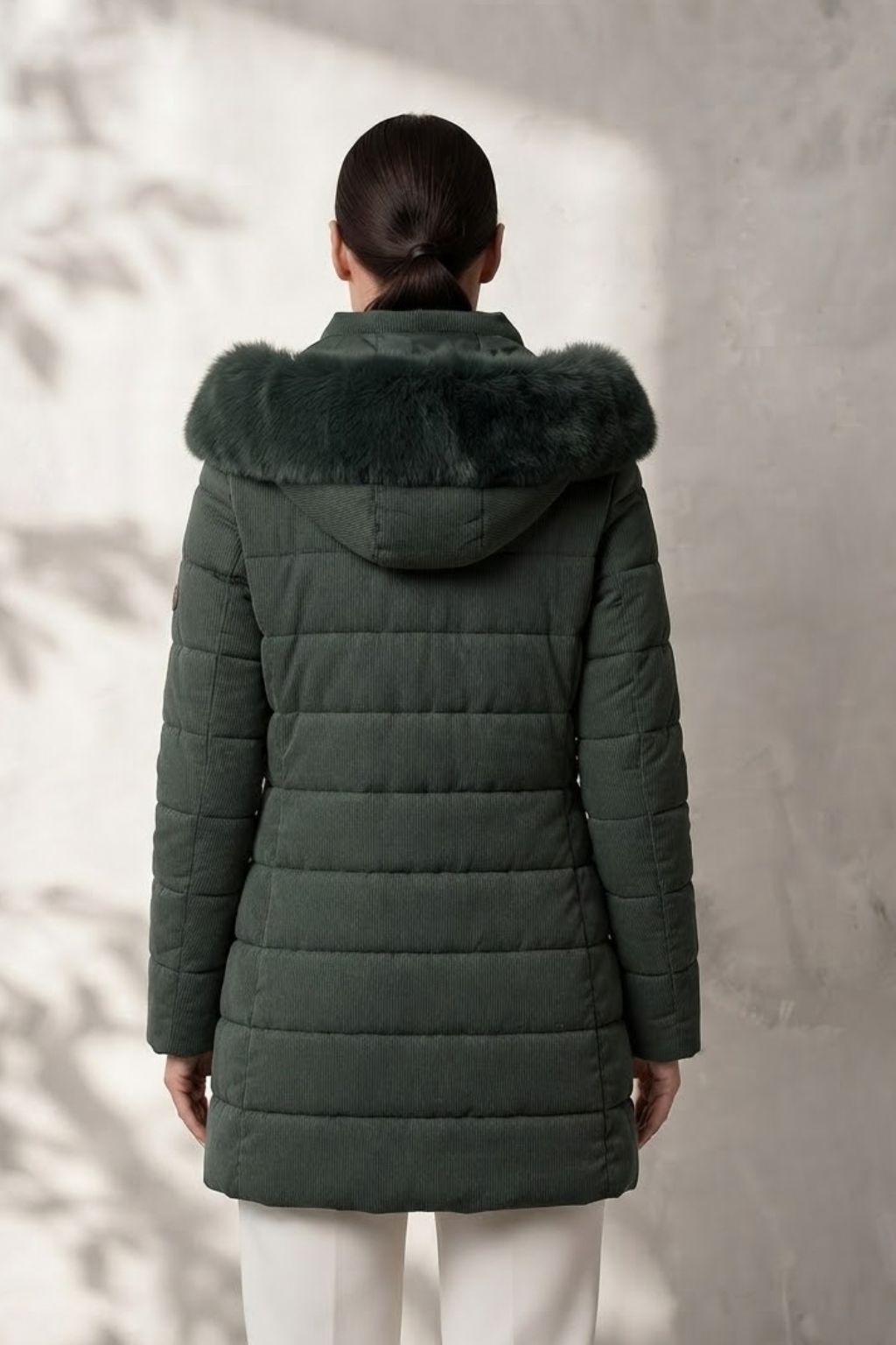 cazadora-parka-verde-vista-de-atras-gorro-desmontable-tienda-segura-anclas-salamanca