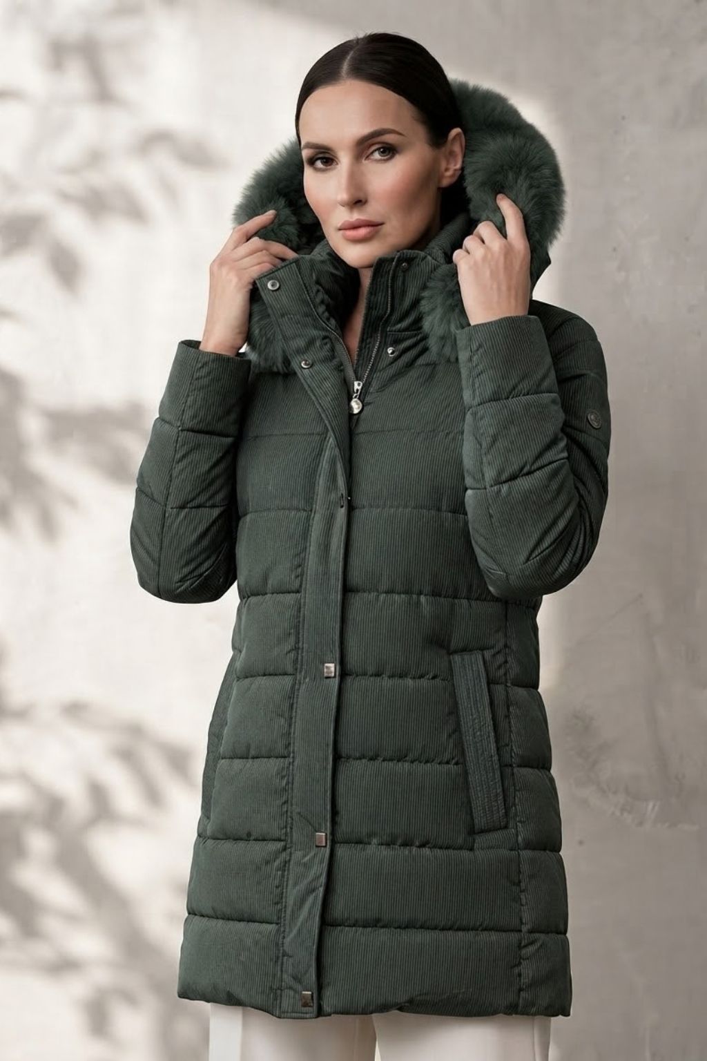 parka-mujer-filin-verde-con-pelo-en-el-gorro-y-estampado-rayas-finas-anclas-salamanca