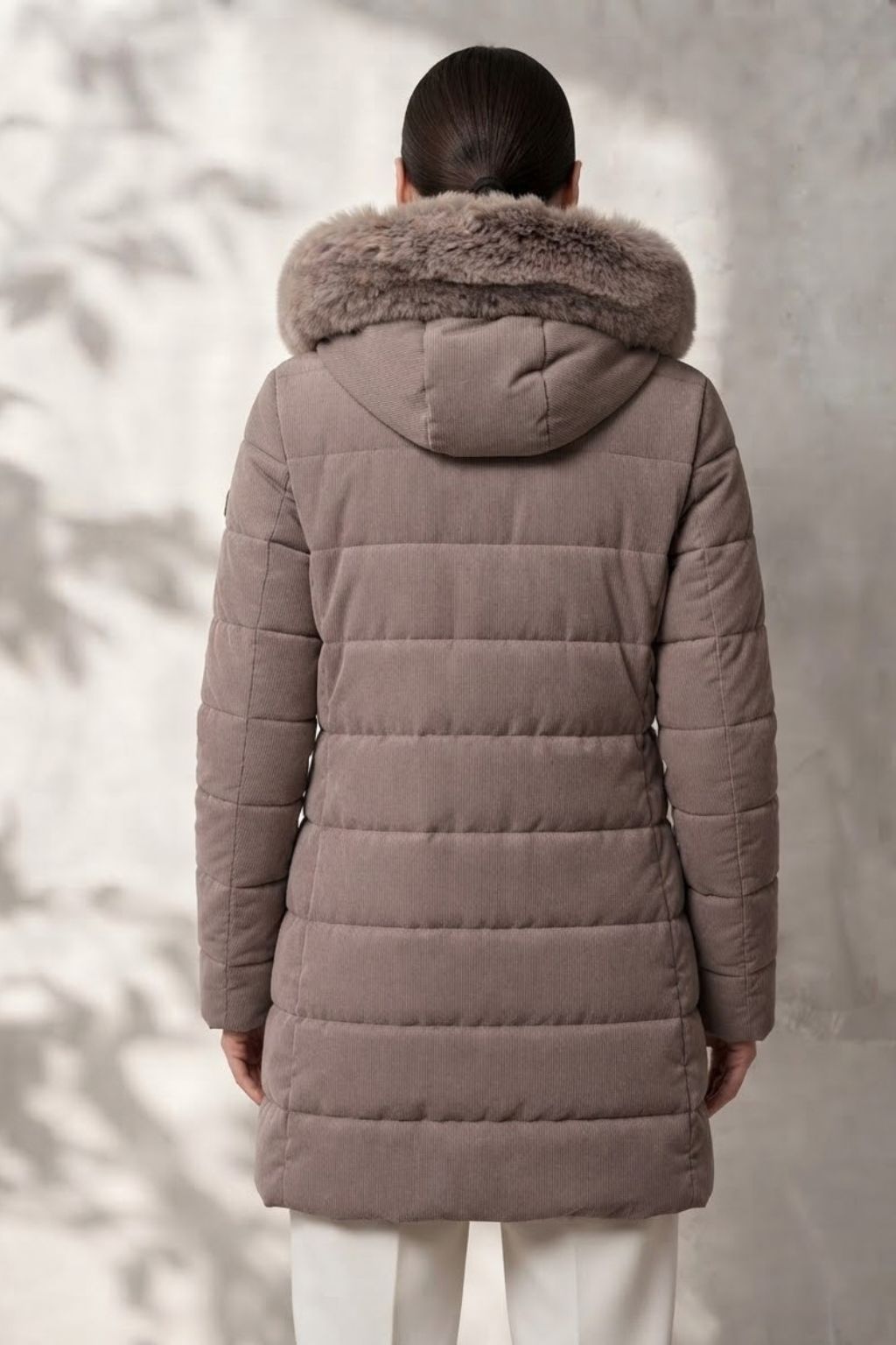 vista-posterior-cazadora-parka-vison-forrada-con-capucha-desmontable-moda-curvy-anclas-salamanca