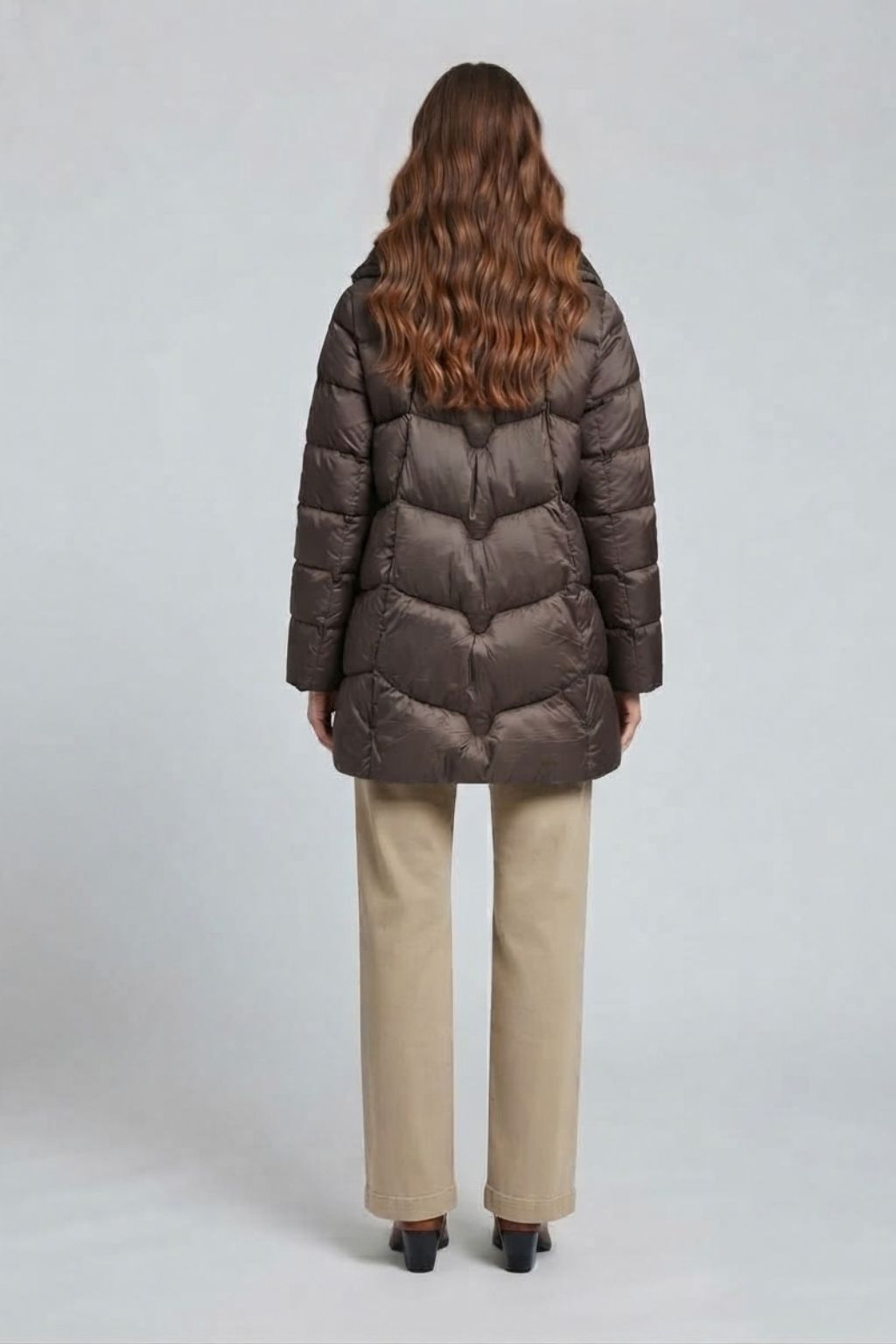 vista-posterior-parka-larga-marron-chocolate-forrada-y-comoda-moda-curvy-anclas-salamanca