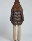 vista-posterior-parka-larga-marron-chocolate-forrada-y-comoda-moda-curvy-anclas-salamanca