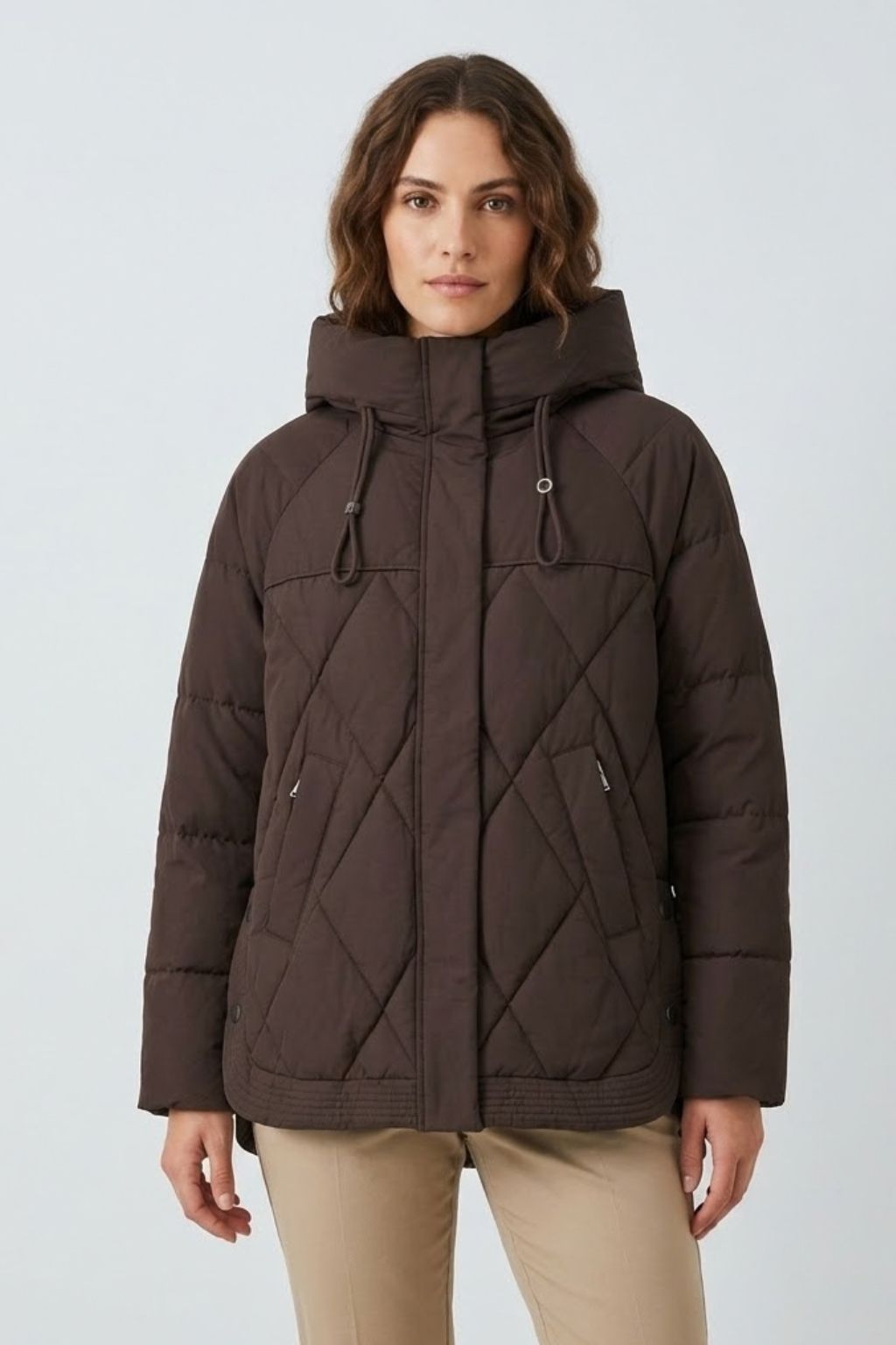 parka-mireya-corta-con-gorro-acolchada-en-color-marron-con-pantalon-beige-en-modelo-anclas-salamanca