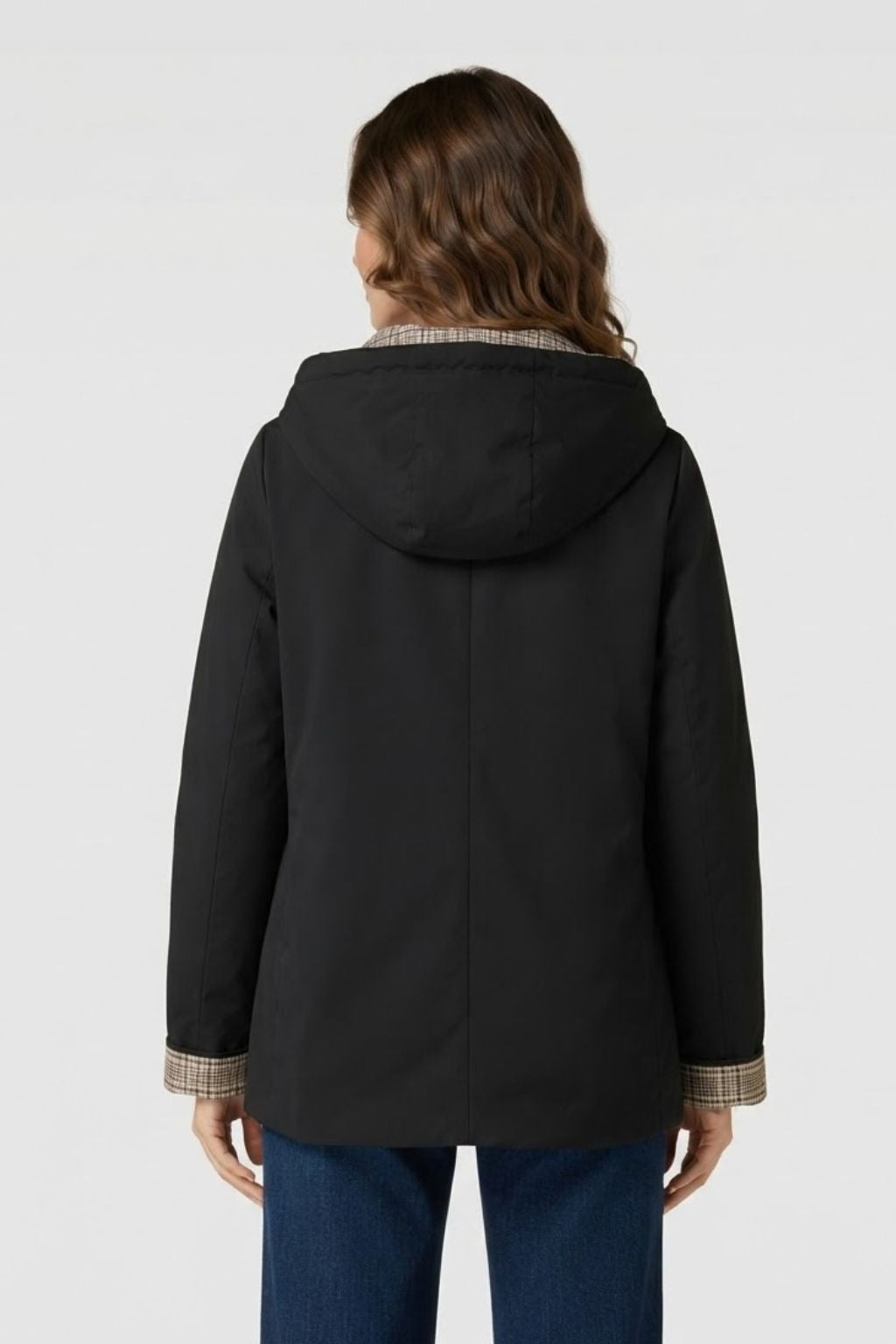 vista-posterior-parka-rebeca-negra-con-gorro-moda-curvy-anclas-salamanca