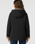 vista-posterior-parka-rebeca-negra-con-gorro-moda-curvy-anclas-salamanca