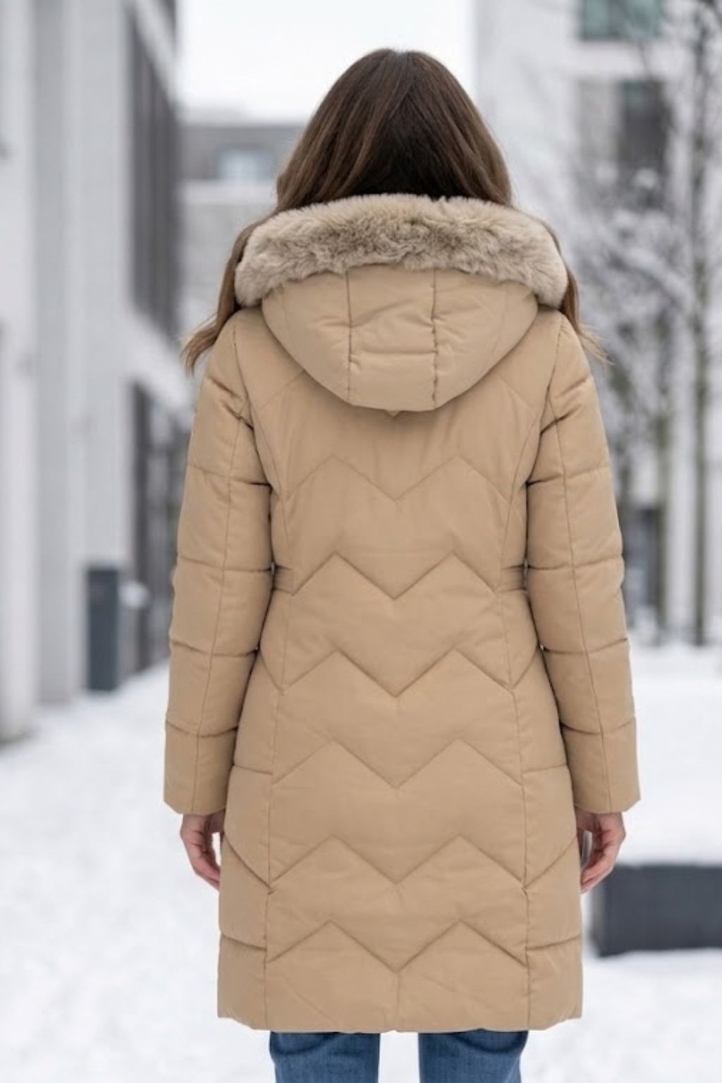 vista-posterior-parka-recta-beige-forrada-y-ligera-tienda-anclas-salamanca