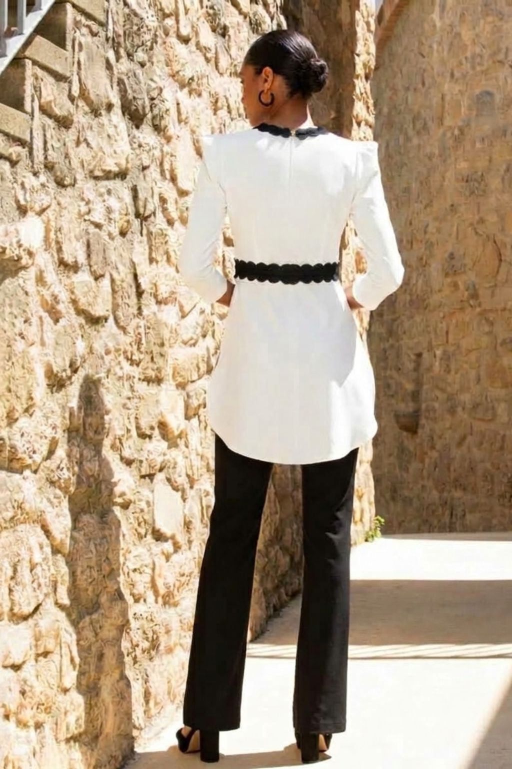 traje-pantalon-recto-negro-con-levita-bicolor-espalda-estilizada-mama-de-comunion-tallas-46-a-50