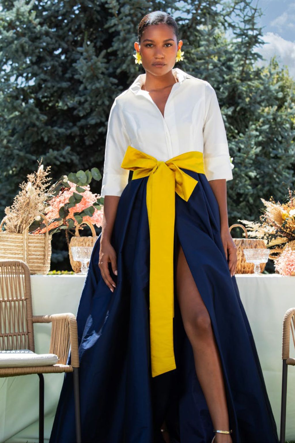 vestido-largo-australia-tafetan-camisero-blanco-y-azul-marino-con-lazo-mostaza-para-madrina-anclas-salamanca