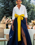 vestido-largo-australia-tafetan-camisero-blanco-y-azul-marino-con-lazo-mostaza-para-madrina-anclas-salamanca