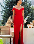 vestido-largo-kenia-crepe-rojo-con-escote-bardot-y-abertura-frontal-para-graduacion-anclas-salamanca
