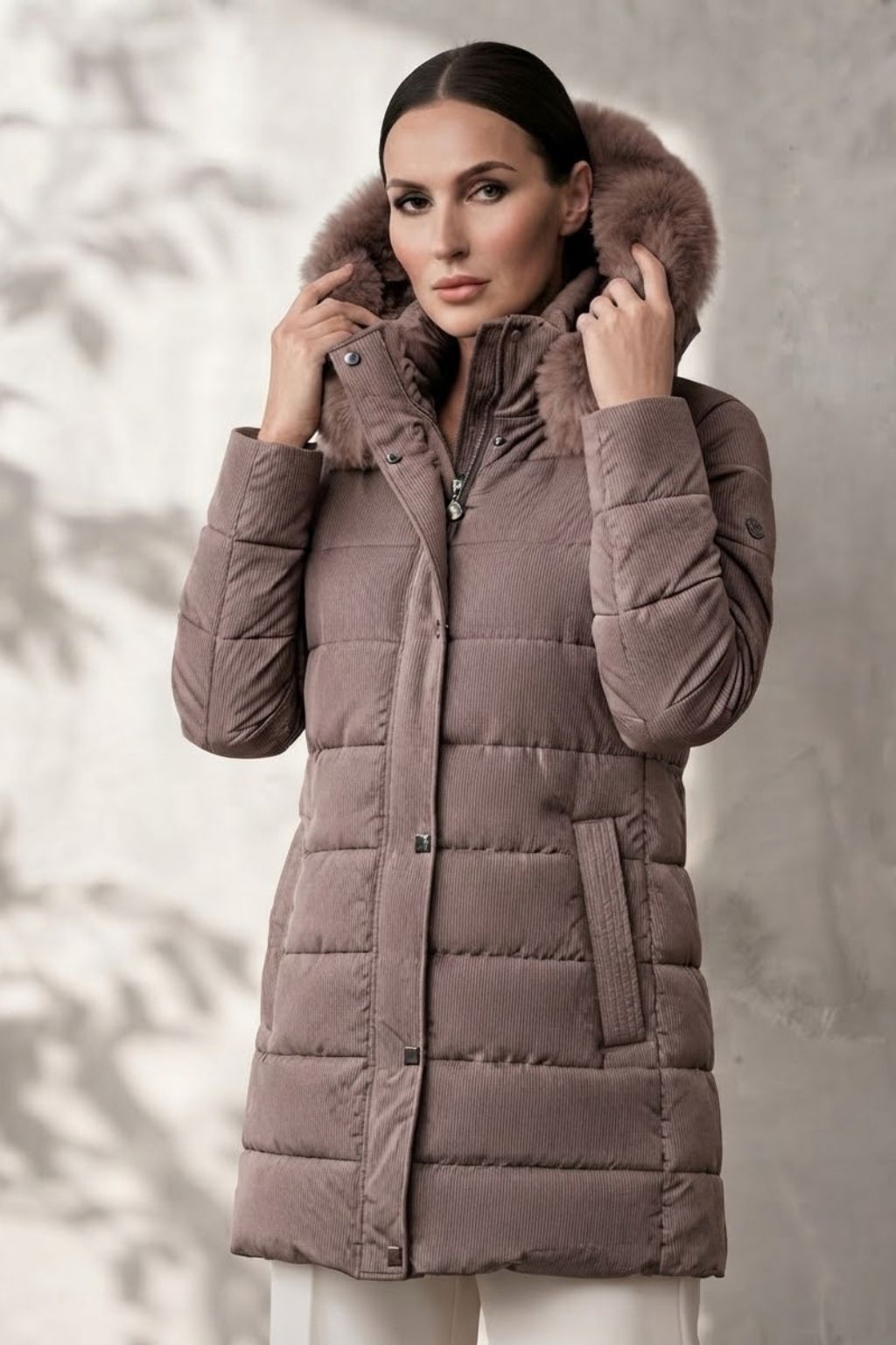 parka-filin-recta-color-vison-con-capucha-de-pelo-y-estampado-de-rayas-finas-anclas-salamanca